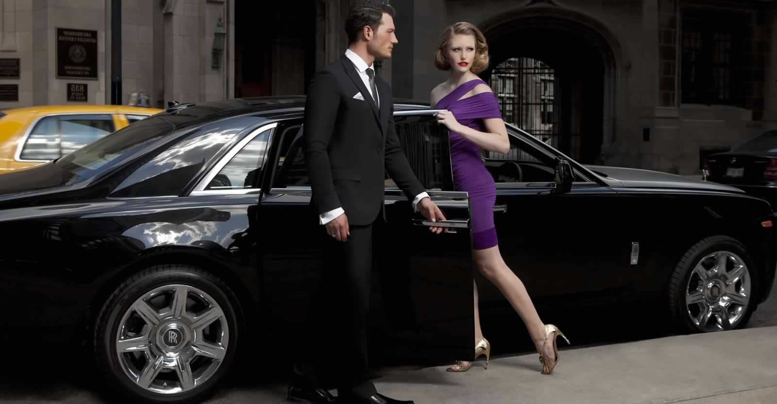 Spirit of Ecstacy o th ebonnet of a black Rolls=Royce limousin