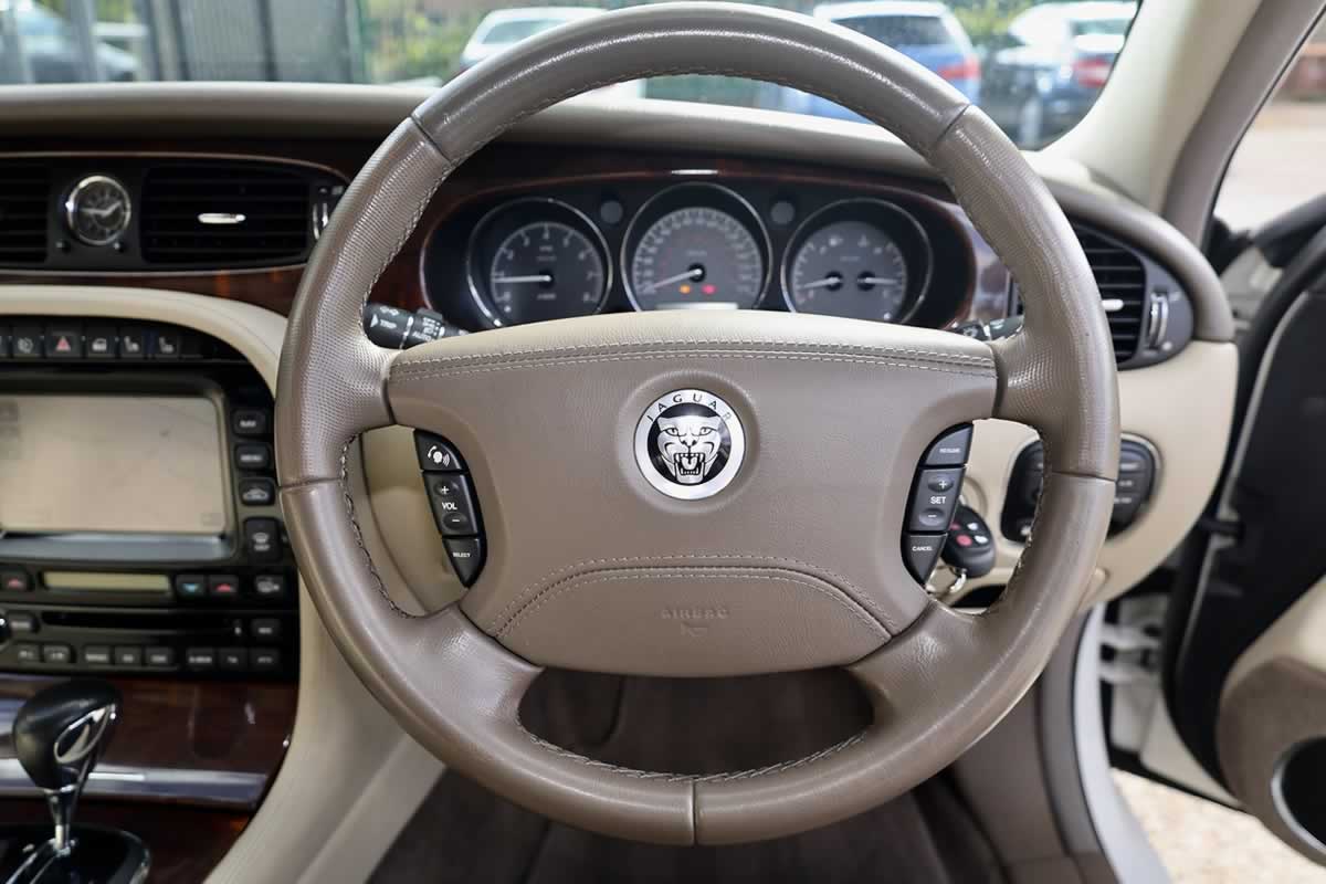 Jaguar-xj interior 1