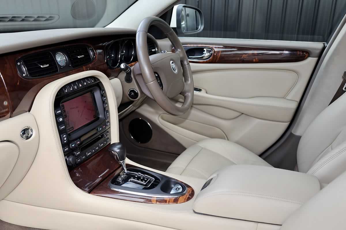 Jaguar-xj interior 2
