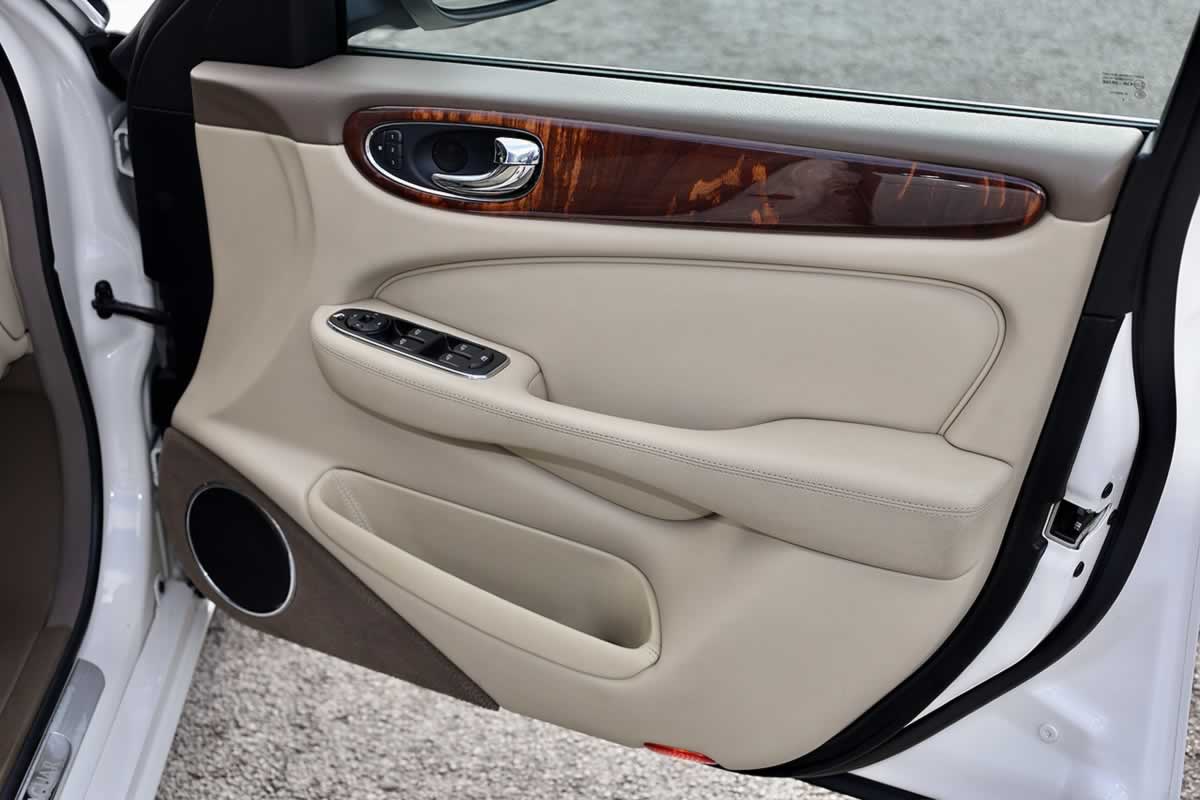 Jaguar-xj interior 1