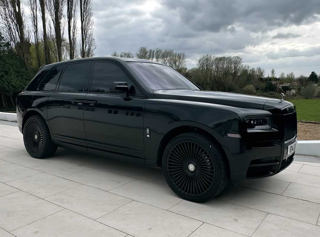 Rolls-Royce Cullinan 3/4 view driver side