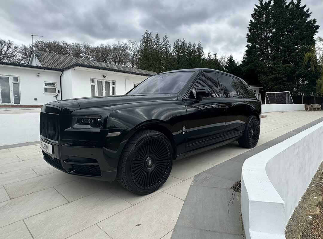 Rolls-Royce Cullinan passenger side