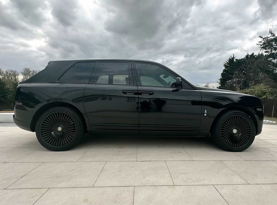 Rolls-Royce Cullinan side view