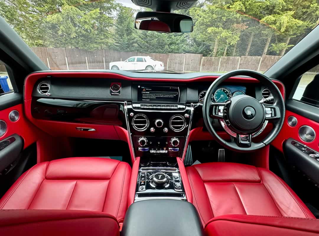Black Rolls-Royce Cullinan red interior front seats and dashboard