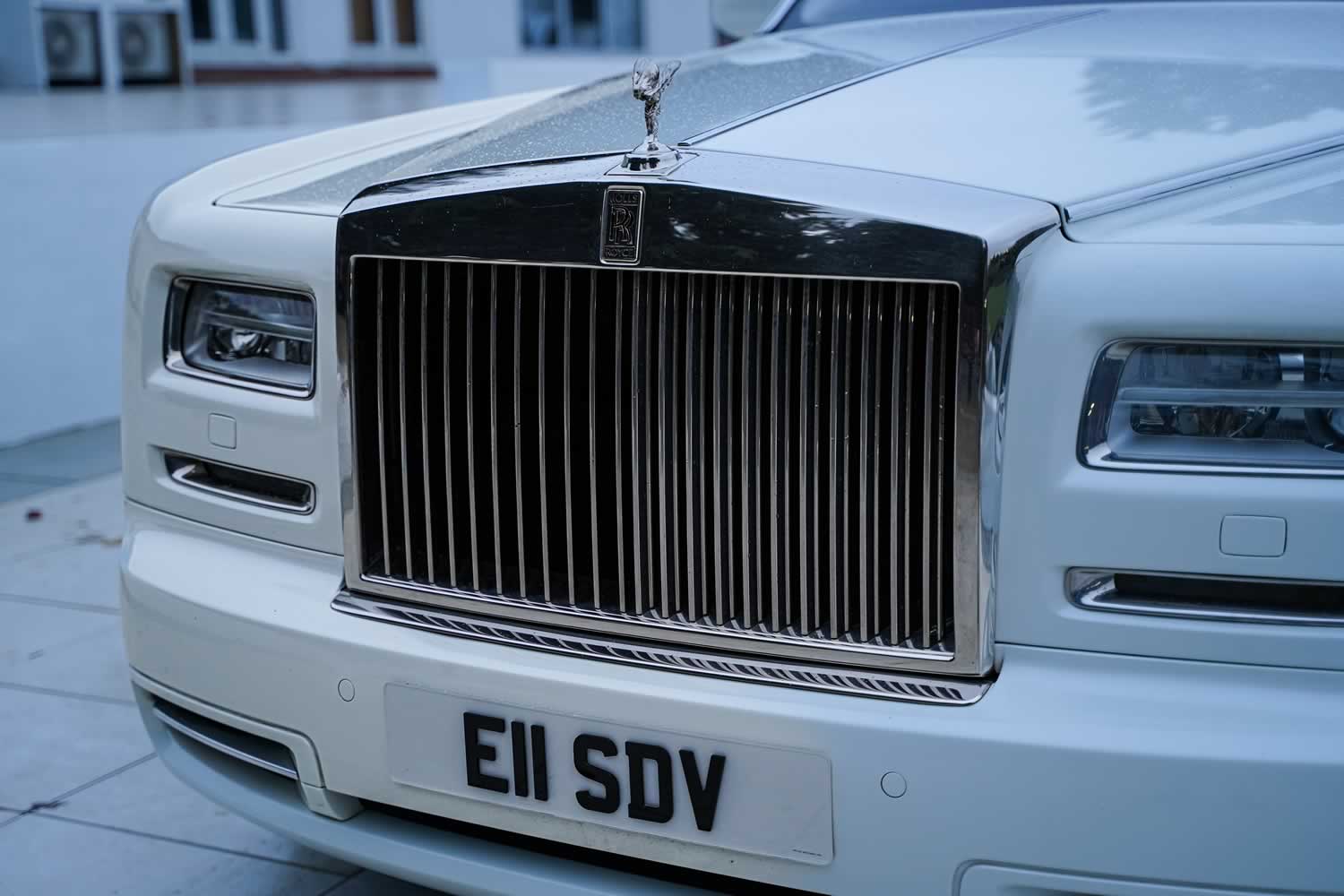 Rolls-Royce Phantom Series II EWB front grille closeup
