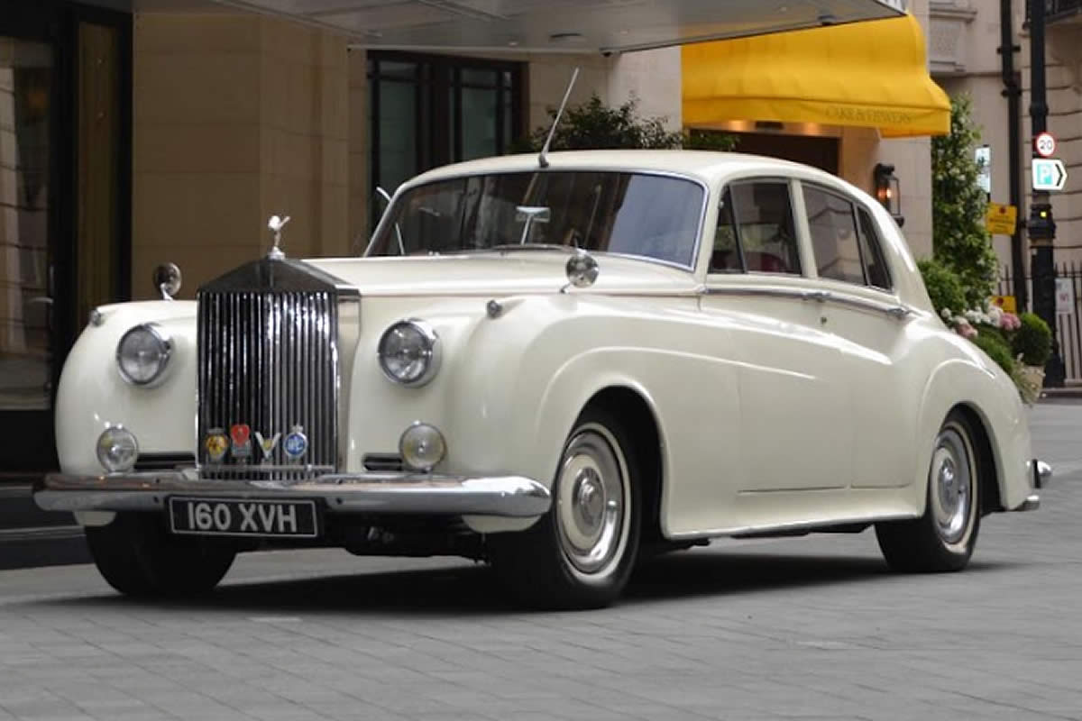 Rolls-Royce Silver Cloud outside the Dorchester