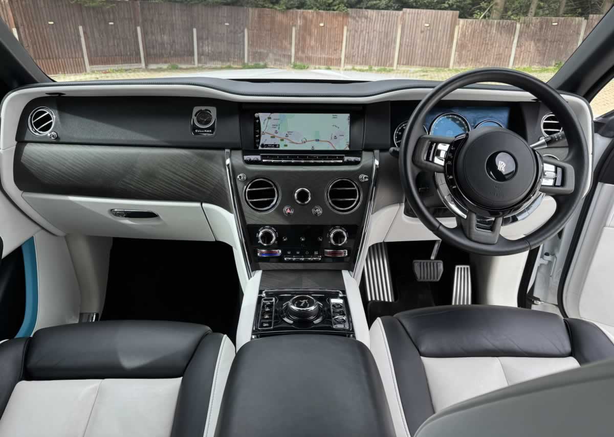 Rolls-Royce Cullinan interior front dashboard